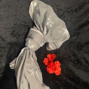 APT 9. Snowflake Scarf NWT